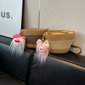 Sacs seau en paille tissée avec bandoulière en cuir et pendentifs monstre en peluche