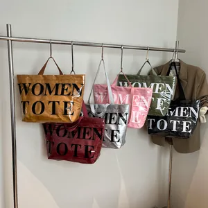 Grandi borse tote trasparenti in vari colori con la scritta Women Tote ben visibile