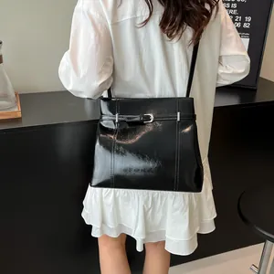 Bolso de hombro minimalista en charol negro con acabado espejo y hebilla plateada
