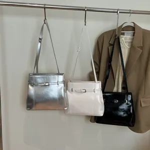 Elegante bolso de hombro tipo cubo de cuero PU en colores plateado, beige y negro
