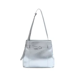 Bolso de hombro en PU plateado metalizado con forma trapezoidal y hebilla