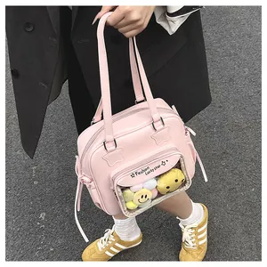 Detaillierte Nahaufnahme einer rosa Ita-Tasche mit klarem PVC-Fenster und Sternakzenten