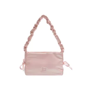 Borsa a spalla rosa minimalista con manico arricciato e tessuto in raso lucido
