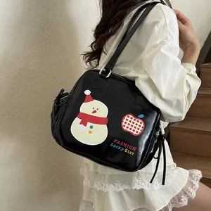 Glänzende schwarze Tragetasche mit Schneemann-Print und Mode-Logo auf der Schulter