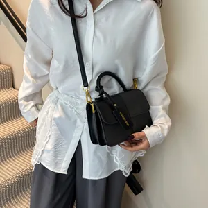 Elegante borsa nera a mano con trama intrecciata, dettagli dorati e tracolla donna