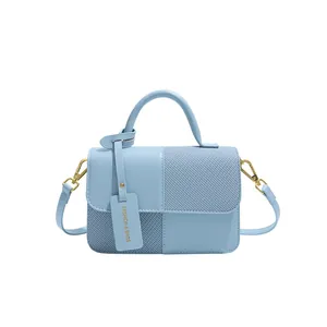 Borsa a mano azzurra in ecopelle con inserti a contrasto e rifiniture in metallo dorato
