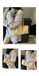 Detailansicht einer beigen Falten-Schultertasche aus weichem Kunstleder für Damen