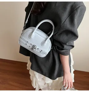 Détails du sac carré bleu clair avec boucles argentées et cuir à texture fine