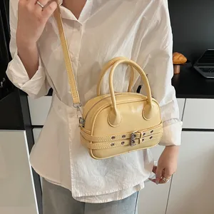 Petit sac carré jaune vif minimaliste avec boucles argentées et bandoulière amovible