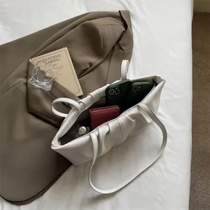 Weiße geraffte Cloud-Schultertasche mit großem Fassungsvermögen für Reisen und Beruf