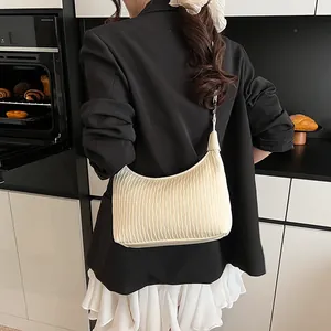 Borsa a tracolla hobo plissettata color crema a forma di mezzaluna da donna
