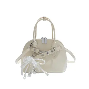 Sac à main beige forme coquille avec nœud en dentelle et perles, sac à bandoulière élégant
