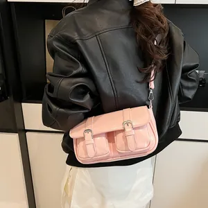 Sac bandoulière rose en cuir verni brillant avec boucles argentées pour femme