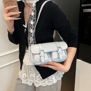 Sac messager chic en similicuir bleu clair avec deux poches à boucle et bandoulière