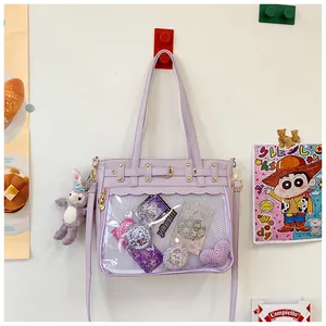 Bolso Ita lavanda con ventana transparente y colgante de conejo en una pared blanca