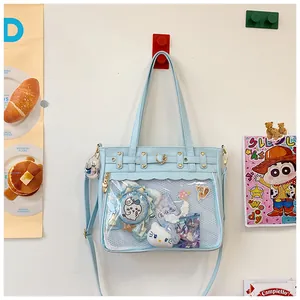 Detalle del bolso Ita azul claro con ventana transparente y hebillas de corazón