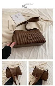 Dettaglio borsa a spalla marrone caffè con texture a pieghe e fibbia decorativa quadrata