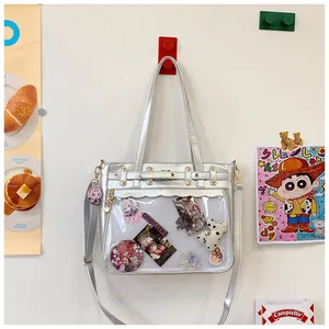 Detalle de bolso ita plateado con ventana para pines de anime y remaches de corazón