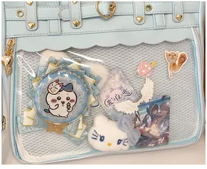 Detalle de bolsa ita azul claro con remaches de corazón y ventana para insignias