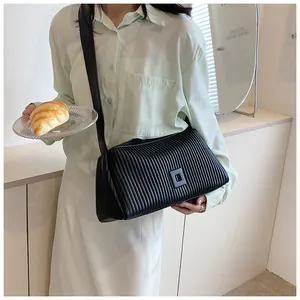 Dettaglio della borsa a cuscino nera a pieghe con fibbia quadrata e texture