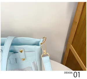 Detalle de bolso azul claro con tachuelas de corazón doradas y bolsillo de malla