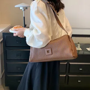 Elegante borsa a cuscino marrone plissettata con fibbia quadrata per l'uso quotidiano