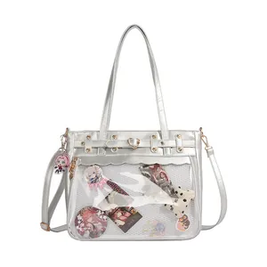 Bolso ita plateado metalizado con ventana de PVC grande y hebilla de metal de corazón