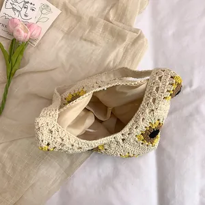 Handgemaakte gehaakte shopper in crèmewit met zonnebloempatroon en magnetische sluiting