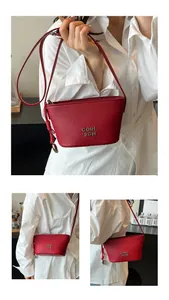Détails du sac seau en cuir rouge grainé avec logo métallique et bandoulière fine
