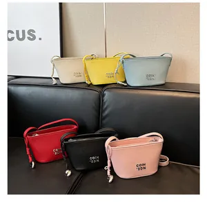 Détails de mini sacs seaux en six couleurs avec texture en cuir grainé et pendentif métal