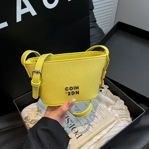 Sac Bandoulière Femme en Cuir PU Motif Litchi Petit Sac à Épaule Carré Avec Pendentif Cœur Sac de Mode