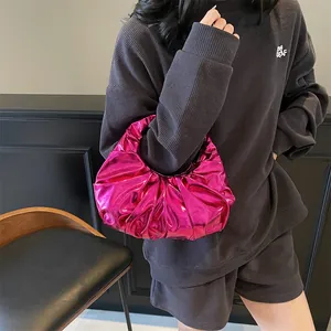 Borsa a spalla magenta metallizzato con design a pieghe retrò e dettagli arricciati