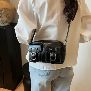 Borsa a tracolla retrò in pelle nera stile biker con fibbie argentate e tasche