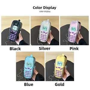 Vista multicolore di borse a forma di telefono in nero, argento, rosa, blu e oro con catena