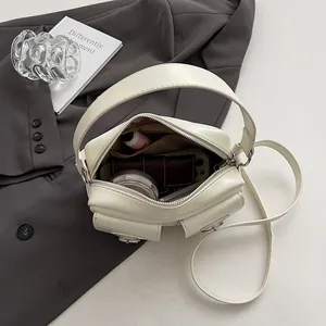 Borsa a tracolla bianca in ecopelle con tasche multiple e spazio interno per cosmetici
