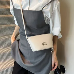 Sac bandoulière minimaliste blanc avec motif litchi et logo en métal argenté pour femme