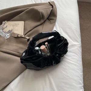 Borsa a mano plissettata nera lucida con manico e spazio interno per i cosmetici