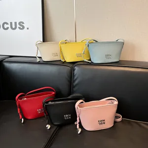 Mini sacs seaux en six couleurs en cuir grainé avec pendentif en métal en forme de cœur