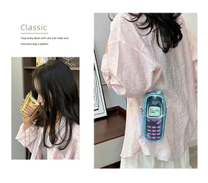 Dettaglio delle borse creative a tracolla a forma di cellulare retrò con catena