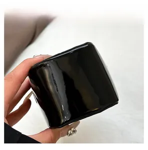 Dettaglio della base robusta e della finitura nera lucida della borsa per cellulare
