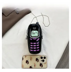 Dettaglio della mini borsa retrò a forma di telefono in pelle verniciata nera con scala