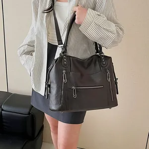 Borsa tote vintage marrone caffè capiente con tasche a zip indossata da modella