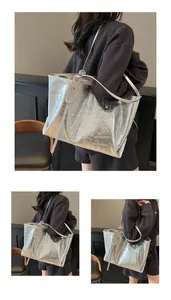 Macro-opname van zilveren metallic shopper met reliëf van beren en modieuze patronen