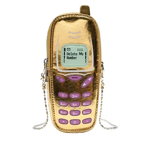 Borsa a tracolla creativa a forma di telefono dorato con tastiera vintage e catena