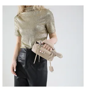 Detailansicht der beigefarbenen Handtasche aus Leder mit Quasten-Zippern und Nieten
