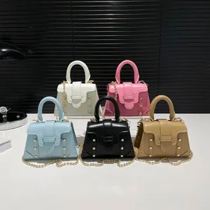 Minimalistische quadratische Handtaschen in Weiß, Rosa, Blau und Schwarz mit Kettenriemen
