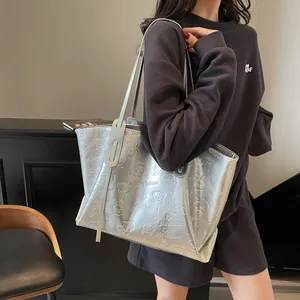 Zilveren metallic tote bag met reliëf van beertjes en konijntjes en slanke schouderbanden