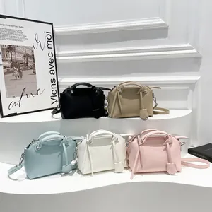 Minimalistische Boston-Handtaschen aus Leder in fünf Farben auf einem Display