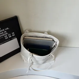 Grote witte tote bag met dierenreliëf geschikt voor laptop en diverse boeken
