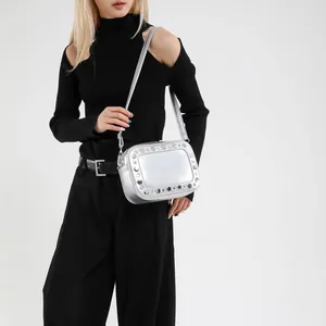Zilveren crossbodytas met ronde klinknagels en verstelbare riem voor een stijlvolle look